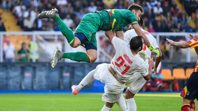 Pemain depan Juventus Gonzalo Higuain bertabrakan dengan kiper Lecce Gabriel selama pertandingan sepak bola Serie A Italia antara Lecce melawan Juventus di Stadio Comunlae Via del Mare, Lecce, Sabtu (27/10). [Alberto PIZZOLI / AFP]