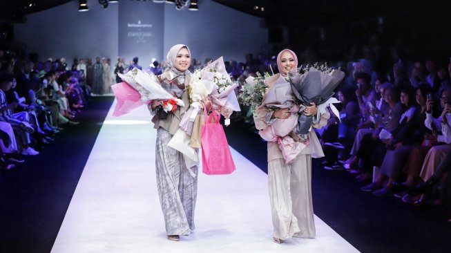 Makna Persahabatan Jadi Tajuk Pertunjukan Jenna & Kaia x Buttonscarves