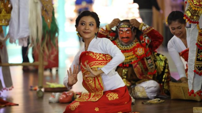 Suguhan Balinese Culture in Harmony Hibur Penumpang Bandara Ngurah Rai
