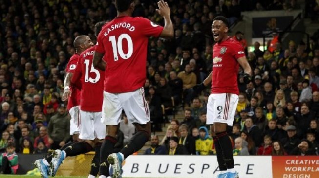 Striker Manchester United Anthony Martial (kanan) merayakan golnya ke gawang Norwich City dalam laga Liga Inggris di Carrow Road .Adrian DENNIS / AFP