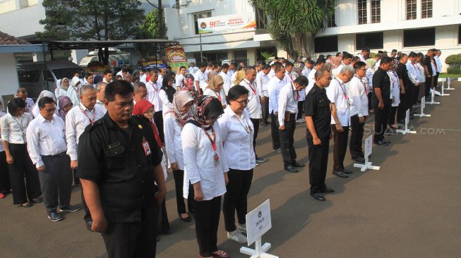 Suasana upacara memperingati Hari Sumpah Pemuda ke-91 di lingkungan Kemenko PMK, Jakarta, Senin (28/10). [Suara.com/Oke Atmaja]