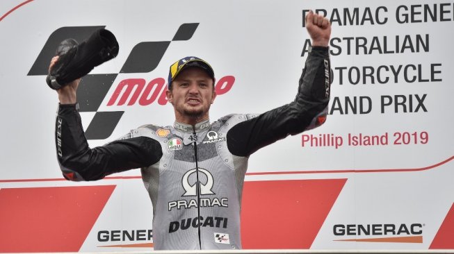 Pebalap Alma Pramac Racing, Jack Miller, merayakan keberhasilan meraih podium ketiga MotoGP Australia di Phillip Island, Minggu (27/10/2019). [AFP/Peter Parks]