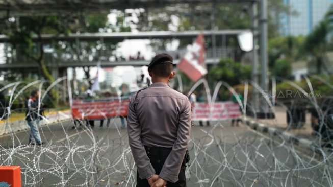 Barikade pengamanan aparat kepolisian terkait unjuk rasa Mahasiswa di kawasan Patung Kuda, Jakarta.