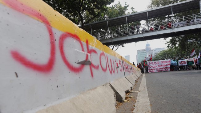 Massa buruh dan mahasiswa melakukan aksi unjuk rasa di kawasan Sudirman-Thamrin menuju Istana Merdeka, Jakarta, Senin (28/10). [Suara.com/Angga Budhiyanto]