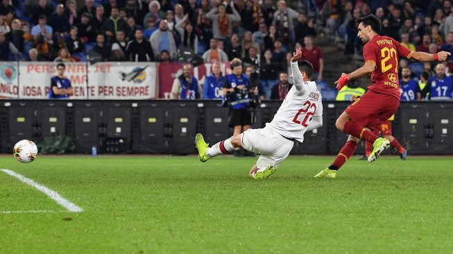 Pemain tengah AS Roma Javier Pastore menendang bola selama pertandingan sepak bola Serie A Italia antara AS Roma melawan AC Milan di Stadion Olimpico, Roma, Italia, Senin (28/10). dini hari WIB. [Andreas SOLARO / AFP]