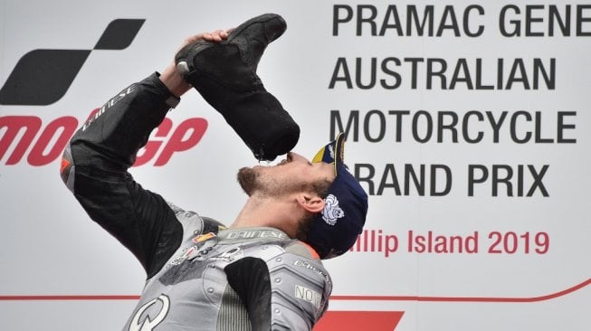 Pebalap Alma Pramac Racing, Jack Miller, merayakan keberhasilan meraih podium ketiga MotoGP Australia di Phillip Island, Minggu (27/10/2019). [AFP/Peter Parks]