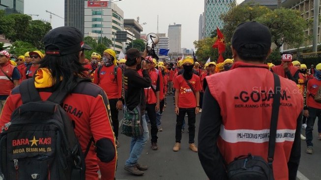 Massa dari Gerakan Indonesia Memanggil menggelar long march dari Bundaran HI menuju Patung Kuda. (Suara.com/Yasir).