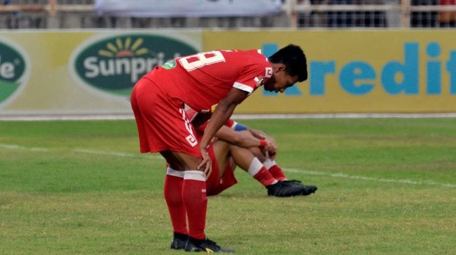 Pesepak bola Perseru Badak Lampung FC Suhandi tertunduk lesu usai menjalani pertandingan melawan Persipura Jayapura pada pertandingan Liga 1 2019 di Stadion Sumpah Pemuda Lampung, Senin (28/10/2019). ANTARA FOTO/Ardiansyah.