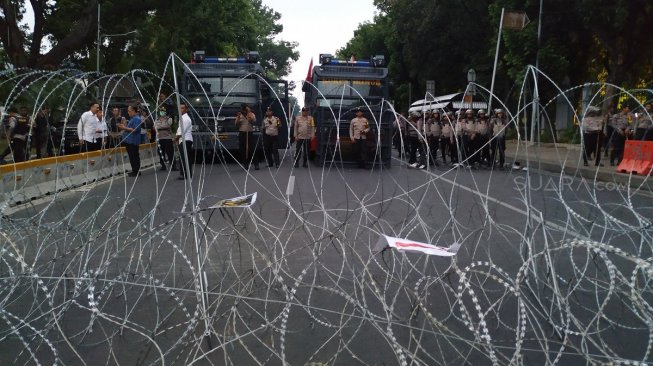 Sejumlah mahasiswa, buruh, dan tani yang tergabung dalam aksi Gerakan Indonesia Memanggil masih bertahan di sekitar Patung Kuda, Jalan Medan Merdeka Barat, Jakarta Pusat, Senin (28/10/2019) malam. (Suara.com/M, Yasir)