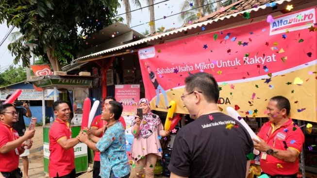 Tokomodal Salurkan Bantuan ke Warung UMKM Korban Tsunami di Anyer Banten