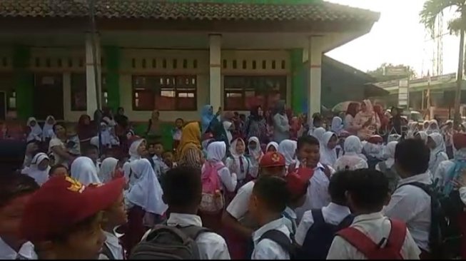 Demonstrasi ratusan siswa SD Negeri Karang Rahayu 01 karena gedung disegel. (Suara.com/Yacub).