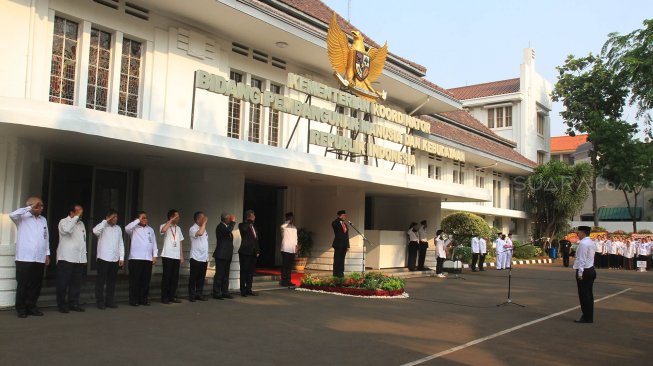 Menko PMK Muhajir Effendy saat memimpin upacara memperingati Hari Sumpah Pemuda ke-91 di lingkungan Kemenko PMK, Jakarta, Senin (28/10). [Suara.com/Oke Atmaja]