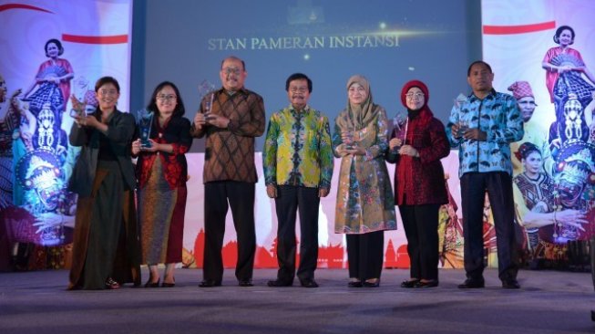 Setjen DPR Raih Penghargaan Stan Terinformatif dalam AMH 2019