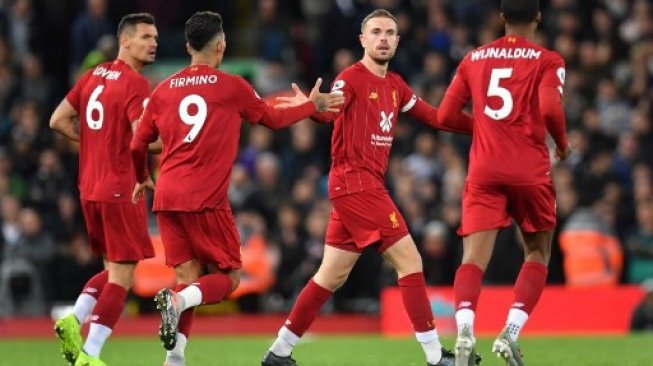 Para pemain Liverpool merayakan gol Jordan Henderson (tengah) saat menghadapi Tottenham Hotspur dalam lanjutan Liga Inggris di Anfield. Paul ELLIS / AFP