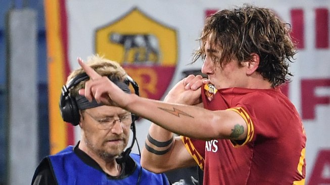 Gelandang AS Roma Nicolo Zaniolo merayakan golnya setelah mencetak gol ke gawang AC Milan selama pertandingan sepak bola Serie A Italia antara AS Roma melawan AC Milan di Stadion Olimpico, Roma, Italia, Senin (28/10). dini hari WIB.[Andreas SOLARO / AFP]