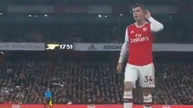 Geliat kapten Arsenal, Granit Xhaka yang membalas cemoohan fans saat digantikan dengan Bukayo Saka pada Liga Primer Inggris 2019/20 kontra Crystal Palace di Emirates Stadium, Minggu (27/10/2019). (Twitter)