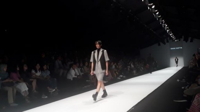  Rani Hatta gabungkan look feminin maskulin di JFW 2020. (Suara.com/Vessy Frizona)