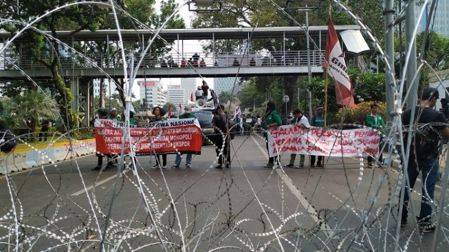 Barikade pengamanan aparat kepolisian terkait unjuk rasa Mahasiswa di kawasan Patung Kuda, Jakarta.