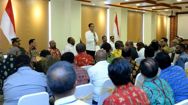 Presiden Jokowi saat berdialog dengan perwakilan tokoh masyarakat, tokoh agama, dan tokoh adat Papua di Wamena, Kabupaten Jayawijaya, Provinsi Papua, Senin (28/10/2019).