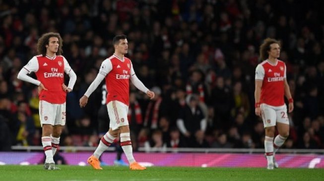 Reaksi pemain Arsenal Matteo Guendouzi (kiri), Granit Xhaka (tengah) dan David Luiz (kanan) setelah gawang mereka kemasukan gol kedua Crystal Palace dalam laga Liga Inggris di Emirates Stadium. DANIEL LEAL-OLIVAS / AFP