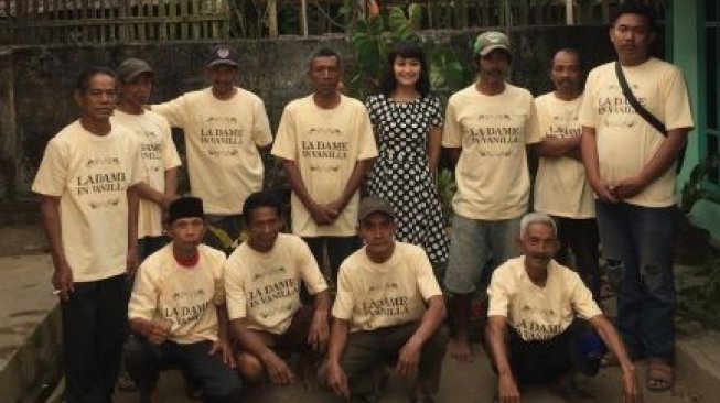  Lidya Angelina Rinaldi bersama petani vanilla. (Dok Lidya)