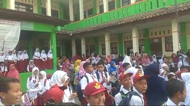 Demonstrasi ratusan siswa SD Negeri Karang Rahayu 01 karena gedung disegel. (Suara.com/Yacub).