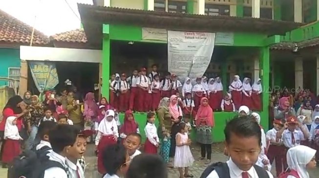 Nasib Siswa SDN Karang Rahayu 01 Bergantung Pemkab Bekasi