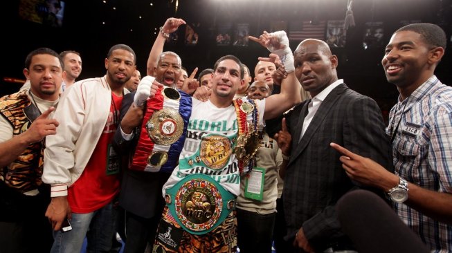 Petinju AS Danny Garcia mempertahankan dan merebut sabuk juara dunia tinju kelas ringan super WBC dan WBA (Super) usai mengalahkan Amir Khan (Inggris) di Mandalay Bay Events Center, Las Vegas, Sabtu (14/7/2012). [AFP/John Gurzinski]