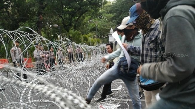 Merangsek ke Istana Merdeka, Demonstran Injak-injak Kawat Berduri