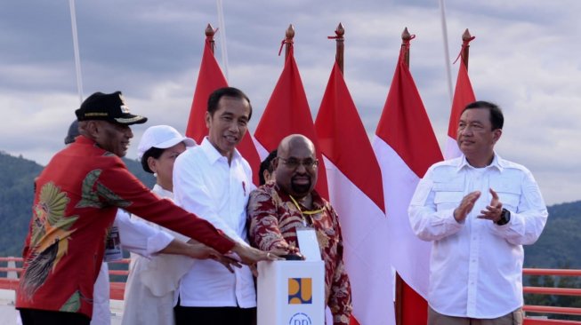 Presiden Joko Widodo (Jokowi) meresmikan Jembatan Youtefa yang terletak di Kota Jayapura, Provinsi Papua, pada Senin (28/10/2019). (Foto dok. Sekretariat Presiden)
