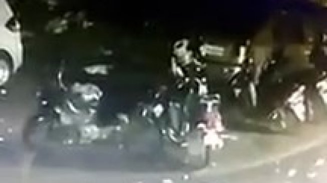 Heboh Tukang Parkir Tak Kasat Mata, Motor Berputar Sendiri Terekam CCTV