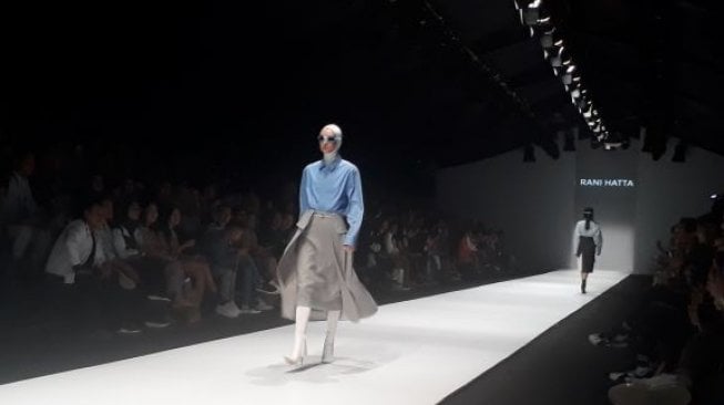 Keren, Rani Hatta Gabungkan Look Feminin Maskulin di JFW 2020