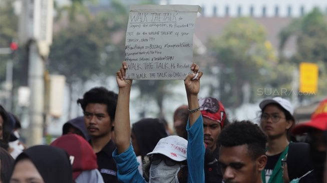 Massa buruh dan mahasiswa melakukan aksi unjuk rasa di kawasan Sudirman-Thamrin menuju Istana Merdeka, Jakarta, Senin (28/10). [Suara.com/Angga Budhiyanto]