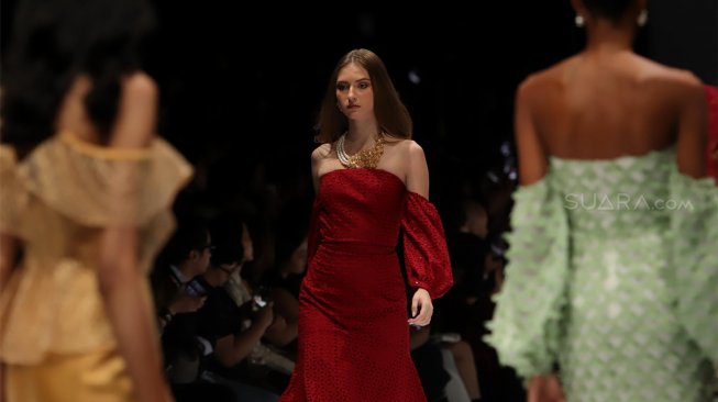 Model mengenakan busana dari Strongbow Apple Cider pada hari terakhir gelaran Jakarta Fashion Week 2020 di Senayan City, Jakarta, Senin (28/10). [Suara.com/Angga Budhiyanto] 