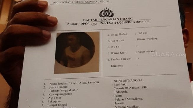 Soni Dewangga, mucikari eks finalis putri Pariwisata Indonesia Putri Amelia resmi jadi DPO Polisi. (Suara.com/Achmad Ali).