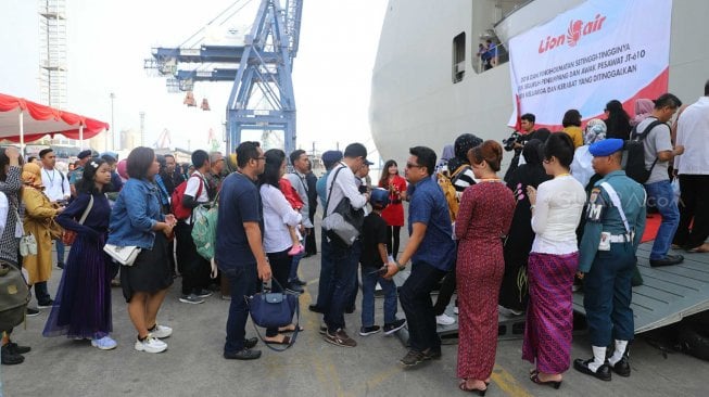 Keluarga korban menaiki kapal KRI Semarang 594 untuk menuju lokasi tabur bunga di Pelabuhan Tanjung Priok, Jakarta, Selasa (29/10). [Suara.com/Arya Manggala]