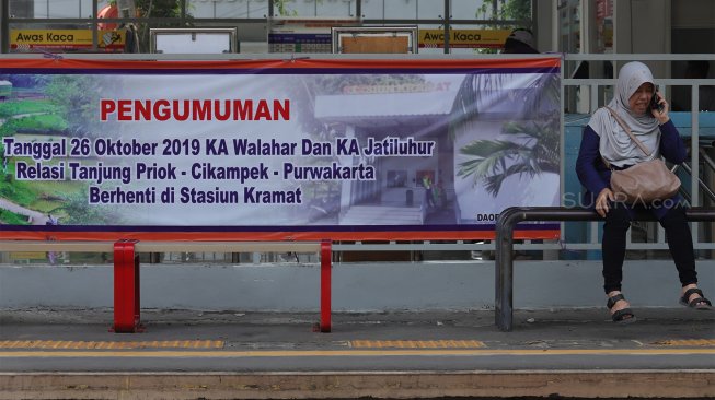 Calon penumpang  kereta di Stasiun Kramat, Jakarta, Selasa (29/10). [Suara.com/Angga Budhiyanto]