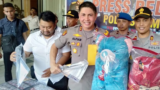 Kapolres Jember, AKBP Alfian Nurrizal, menunjukkan boneka teddy bear biru yang jadi kunci terbongkarnya pembunuhan yang dilakukan Rendi Seetiawan pada Minggu 27 Oktober 2019. (Jatimnet.com).