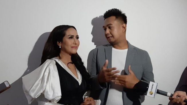 Ratu Meta Ratu Meta dan  Andi, Vocalis band Merpati [Suara.com/Revi]