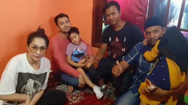 Raffi Ahmad dan Nagita Slavina di rumah Merry di Madura, Jawa Timur. [Suara Jatim Post]