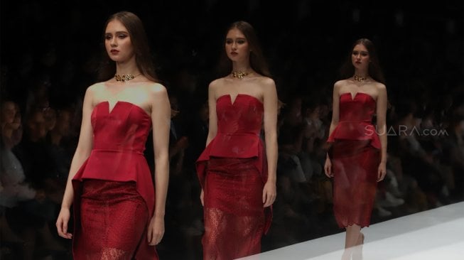 Foto multiple exposure model mengenakan busana dari Strongbow Apple Cider pada hari terakhir gelaran Jakarta Fashion Week 2020 di Senayan City, Jakarta, Senin (28/10). [Suara.com/Angga Budhiyanto]