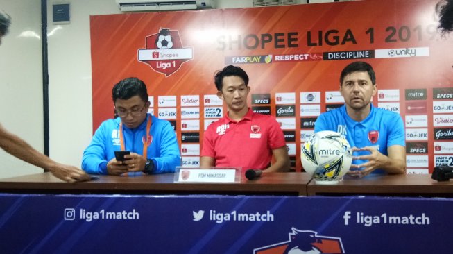 Pelatih PSM Makassar Darije Kalezic (kanan) dan pemainnya Rivky Mokodompit (tengah) dalam jumpa pers usai pertandingan melawan Bhayangkara FC (suara.com/Adie Prasetya Nugraha).