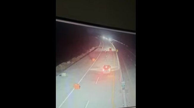 Viral Video Pembatas Jalan Tol Pandaan - Malang Bergerak Sendiri