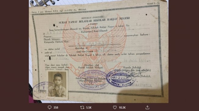 Postingan warganet, ijazah dengan pose di luar kebiasaan. [Twitter]