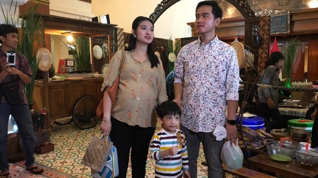 Gibran Rakabuming bersama keluarga saat mengunjungi pameran makanan tradisional di The Sunan Hotel Solo, Selasa (29/10/2019). [Suara.com/Ari Purnomo]
