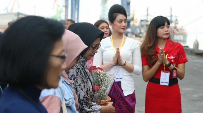 Keluarga korban menaiki kapal KRI Semarang 594 untuk menuju lokasi tabur bunga di Pelabuhan Tanjung Priok, Jakarta, Selasa (29/10). [Suara.com/Arya Manggala]