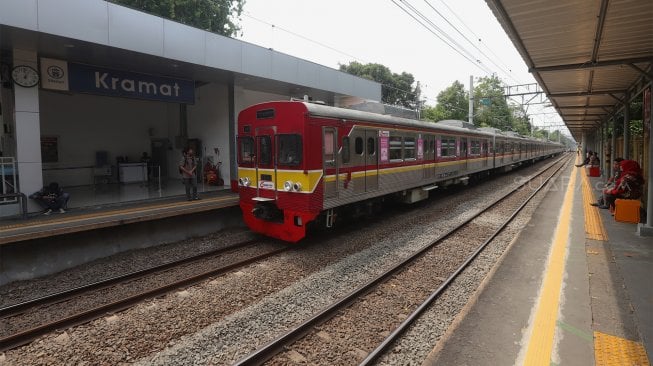 Calon penumpang menunggu kereta di Stasiun Kramat, Jakarta, Selasa (29/10). [Suara.com/Angga Budhiyanto]