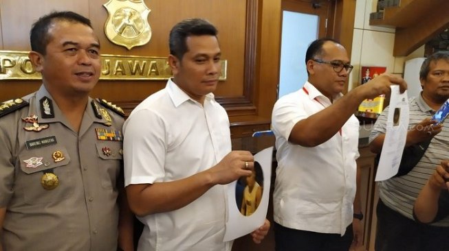 Soni Dewangga, mucikari eks finalis putri Pariwisata Indonesia Putri Amelia resmi jadi DPO Polisi. (Suara.com/Achmad Ali).