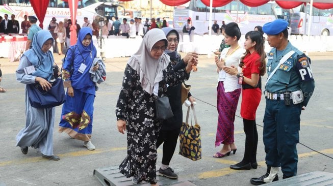 Keluarga korban menaiki kapal KRI Semarang 594 untuk menuju lokasi tabur bunga di Pelabuhan Tanjung Priok, Jakarta, Selasa (29/10). [Suara.com/Arya Manggala]