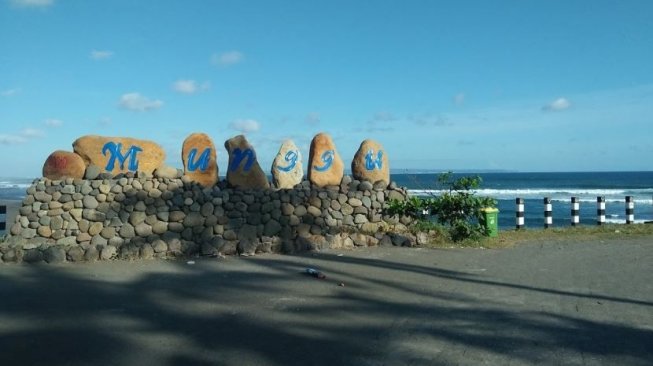 Tak Melulu Pasir Putih Ini Asyiknya Wisata Ke Pantai Munggu Bali